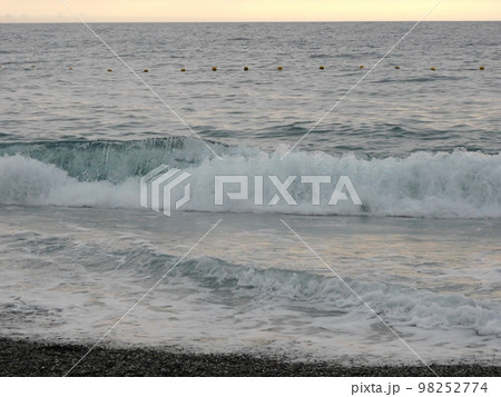 黄昏の海水浴場 98252774