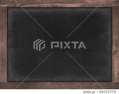 ユーズド仕上げの黒い黒板、ダークオークフレーム 98252779