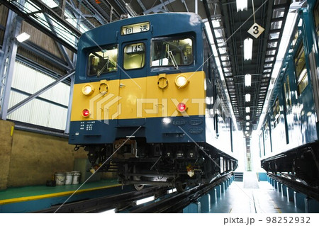 車両基地に停車する145系（クモヤ145-1009） 98252932