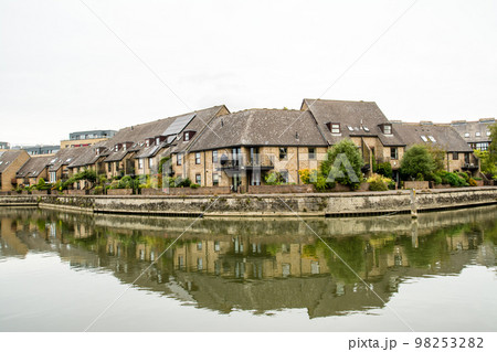 オックスフォードを流れるテームズ川のすぐわきに立つ歴史的なレンガ造りの建物 98253282