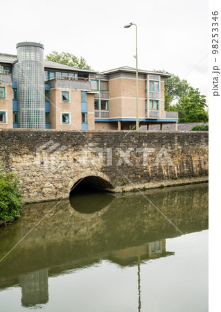 ロンドン郊外のオックスフォードの街を流れるテームズ川沿いの歴史的な赤煉瓦の建物 98253346