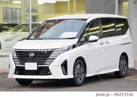 自動車イメージ　新型 日産セレナ 98253592