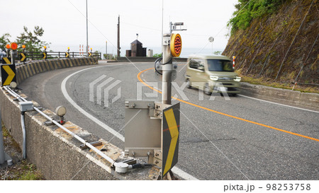 海岸線の大きなカーブを通行する車両 98253758