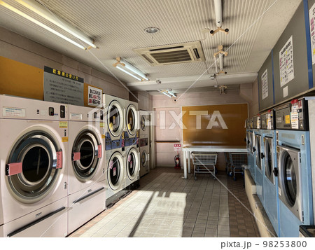 調整中の洗濯機が多い老朽化したコインランドリーの店舗 調整中の洗濯機が多い老朽化したコインランドリーの店舗 98253800
