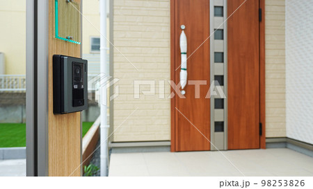 住宅に設置された呼び出しチャイムと玄関ドア 住宅に設置された呼び出しチャイムと玄関ドア 98253826