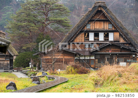 【白川郷】冬の雨模様の和田家と小径 98253850