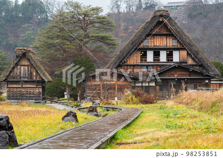 【白川郷】冬の雨模様の和田家と小径 98253851