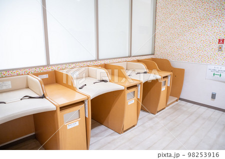 オムツ交換室のおむつ交換台 オムツ交換室のおむつ交換台 98253916