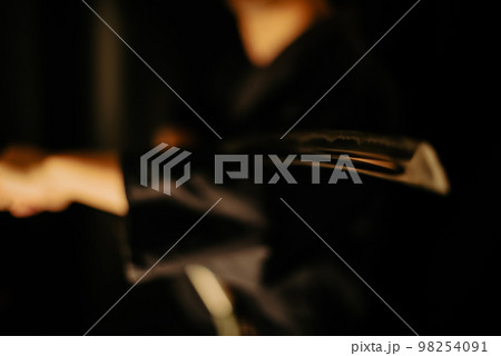 日本刀を構えた人物 98254091