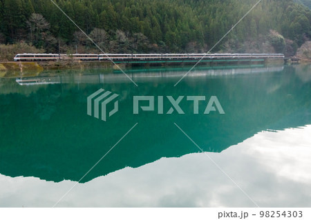 【高山本線】下原ダム湖を通過する多客時のひだ号 【高山本線】下原ダム湖を通過する多客時のひだ号 98254303