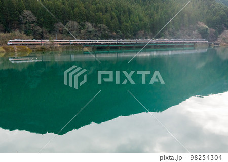 【高山本線】下原ダム湖を通過する多客時のひだ号 【高山本線】下原ダム湖を通過する多客時のひだ号 98254304