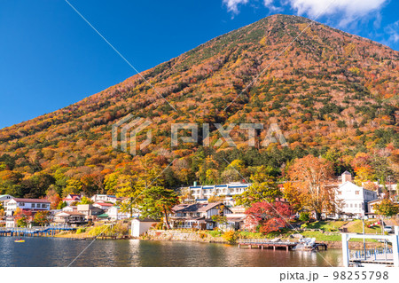 《栃木県》秋の奥日光・紅葉の中禅寺湖《中禅寺湖遊覧船より》 98255798