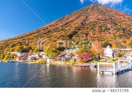 《栃木県》秋の奥日光・紅葉の中禅寺湖《中禅寺湖遊覧船より》 98255799