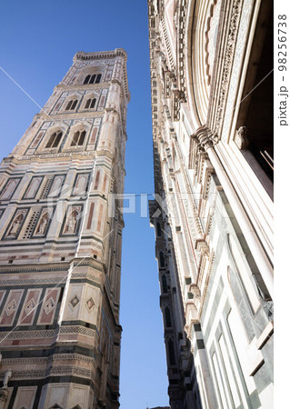 View of the Florence Cathedral, Cattedrale di Santa Maria del Fiore, Florence, Italy 98256738
