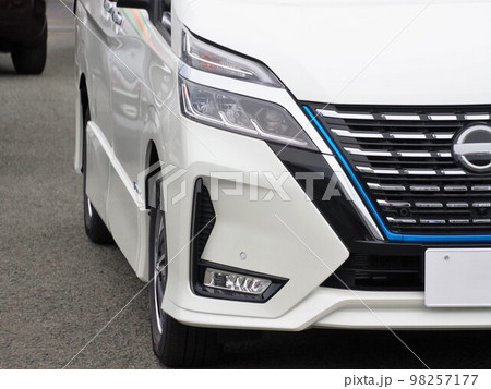 自動車イメージ　日産5代目セレナe-POWERのフロントマスク 98257177