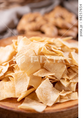 Bread chips, a typical appetizer for aperitivo, dinner in southern Italy and Sardinia. Thin baked Bread chips, a typical appetizer for aperitivo, dinner in southern Italy and Sardinia. Thin baked 98257654