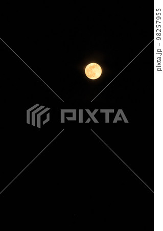 北杜市白州町、一月冬の満月が雲の合間、関東山地に昇って来る 98257955