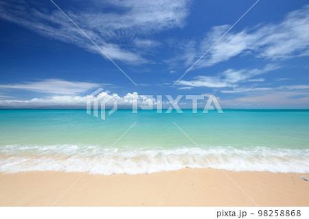 沖縄県黒島西の浜 98258868