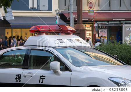 警戒中のパトカー 繁華街 警戒中のパトカー 繁華街 98258893