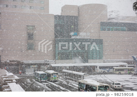 【徳島市内】大雪になった徳島駅前 98259018