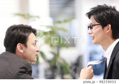 部下のネクタイを掴み怒っている上司_クローズアップ1 部下のネクタイを掴み怒っている上司_クローズアップ1 98259033