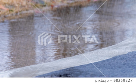 背景素材・梅雨・激しく降る雨のイメージ 背景素材・梅雨・激しく降る雨のイメージ 98259227