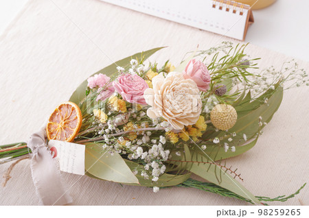 ドライフラワーのスワッグ ドライフラワーのスワッグ 98259265