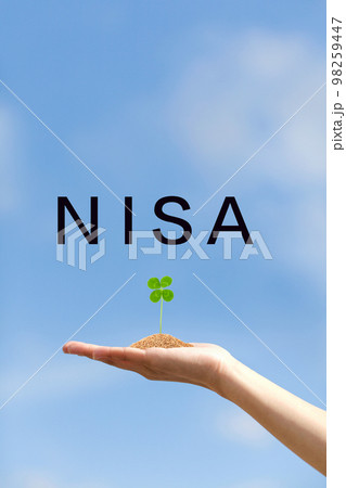 NISAイメージ　手のひらの四葉のクローバー 98259447