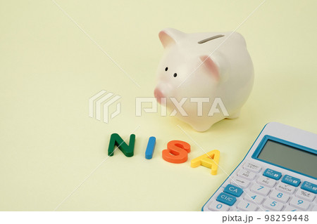 NISAイメージ 豚の貯金箱と電卓 NISAイメージ 豚の貯金箱と電卓 98259448