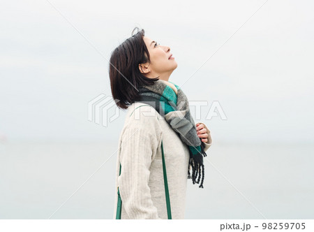 冬の海に出かける女性 冬の海に出かける女性 98259705