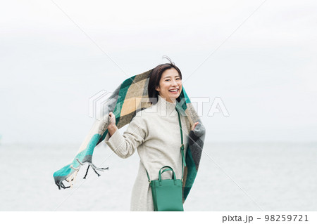 冬の海に出かける女性 98259721