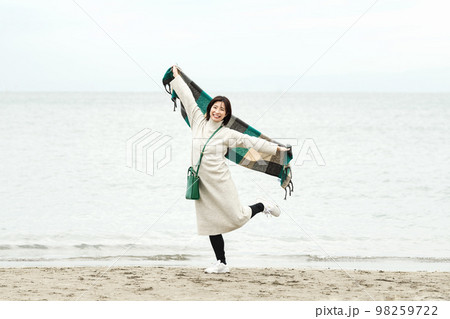 冬の海に出かける女性 冬の海に出かける女性 98259722