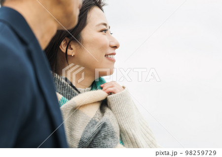 冬に男性と出かける女性の横顔 冬に男性と出かける女性の横顔 98259729