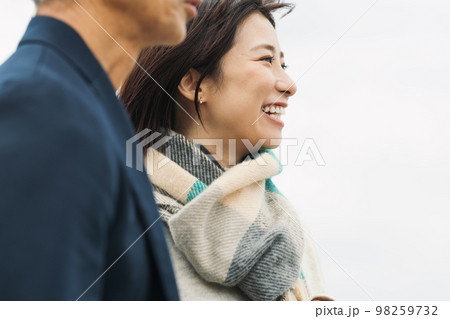 冬に男性と出かける女性の横顔 冬に男性と出かける女性の横顔 98259732