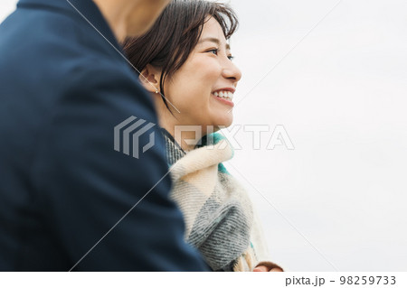 冬に男性と出かける女性の横顔 冬に男性と出かける女性の横顔 98259733