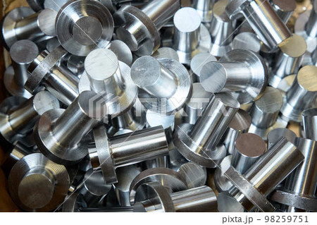 鉄工所で加工された鉄製品 98259751