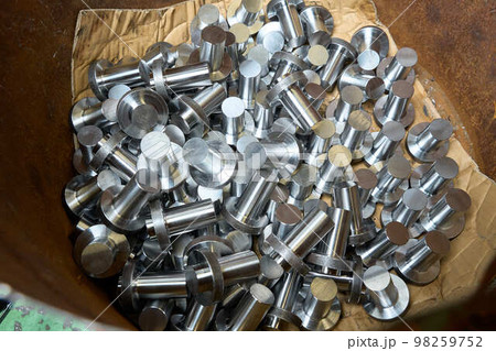 鉄工所で加工された鉄製品 98259752