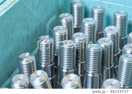 鉄工所で加工された鉄製品 98259757