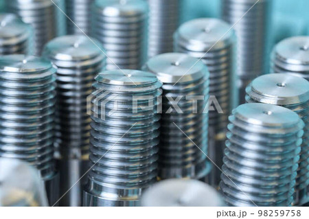 鉄工所で加工された鉄製品 98259758