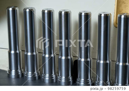 鉄工所で加工された鉄製品 98259759