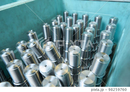 鉄工所で加工された鉄製品 98259760