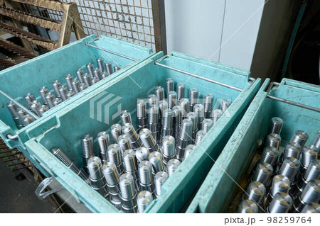 鉄工所で加工された鉄製品 98259764