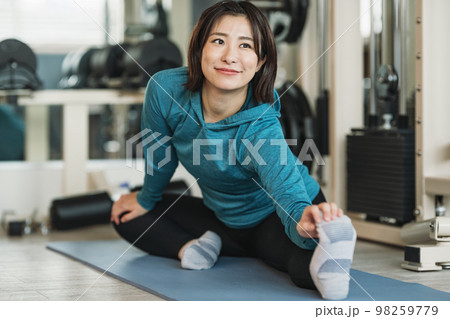 スポーツジムでストレッチをする女性 98259779