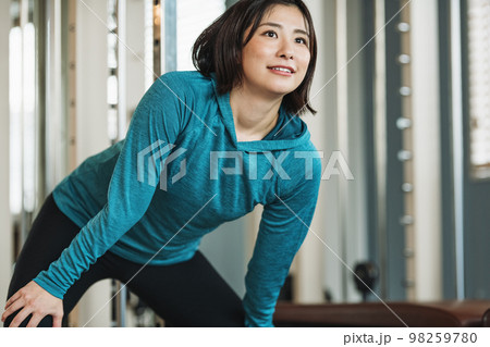 スポーツジムでストレッチをする女性 98259780