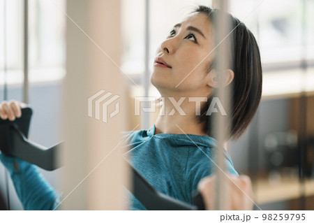 ジムで体を鍛える女性 98259795