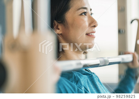 ジムで体を鍛える女性 ジムで体を鍛える女性 98259825