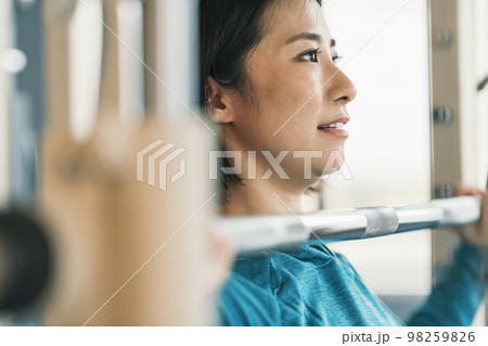 ジムで体を鍛える女性 98259826
