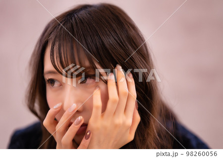 フェミニンな雰囲気の女性 フェミニンな雰囲気の女性 98260056