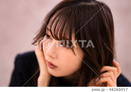 フェミニンな雰囲気の女性 フェミニンな雰囲気の女性 98260057