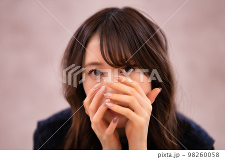 フェミニンな雰囲気の女性 フェミニンな雰囲気の女性 98260058